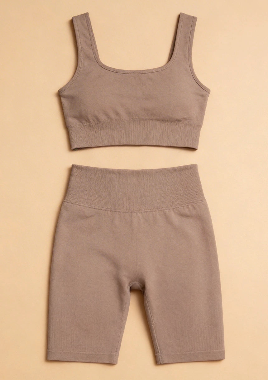 Klasyczny krótki komplet sportowy