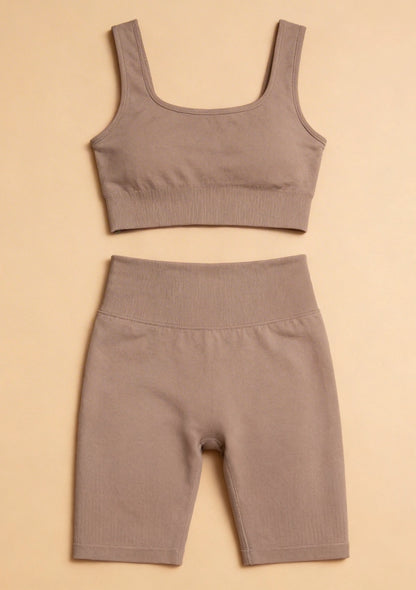 Klasyczny krótki komplet sportowy