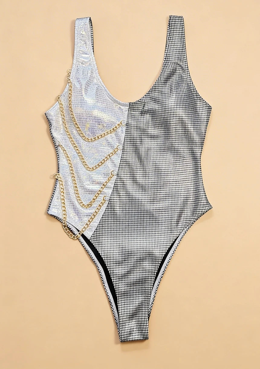 Jednoczęściowy strój kąpielowy z błyszczącym materiałem