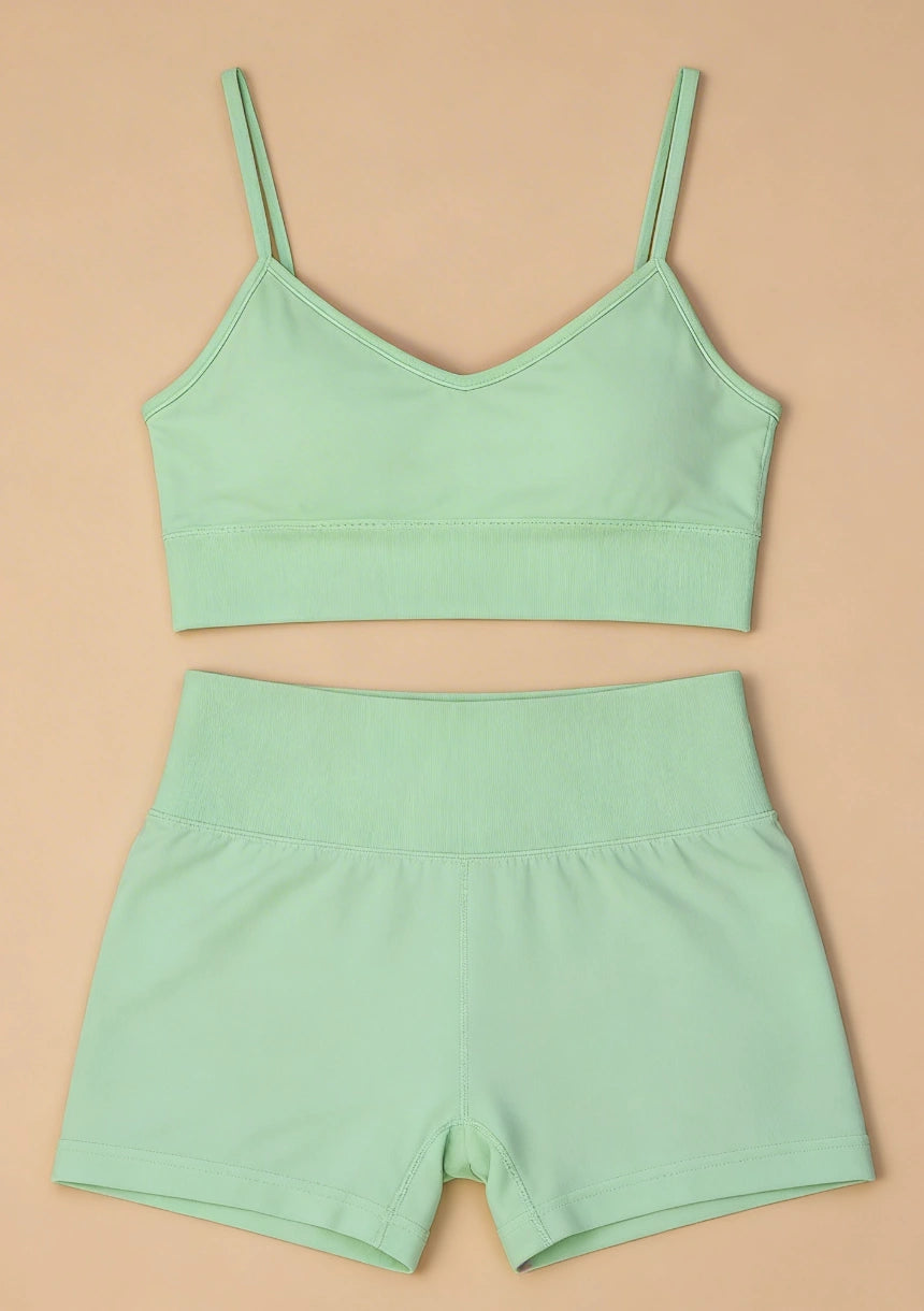 Komplet sportowy z topem na ramiączkach