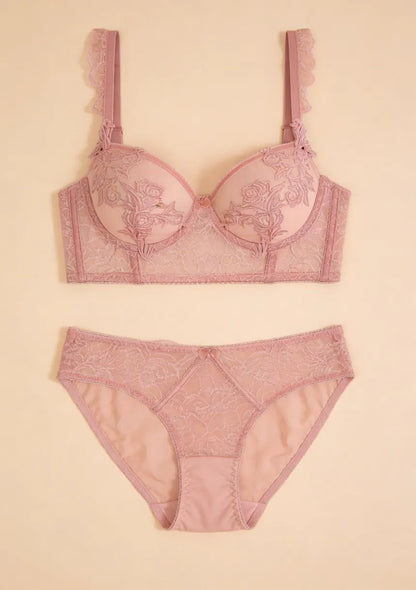 Ozdobny komplet bielizny z motywem kwiatów