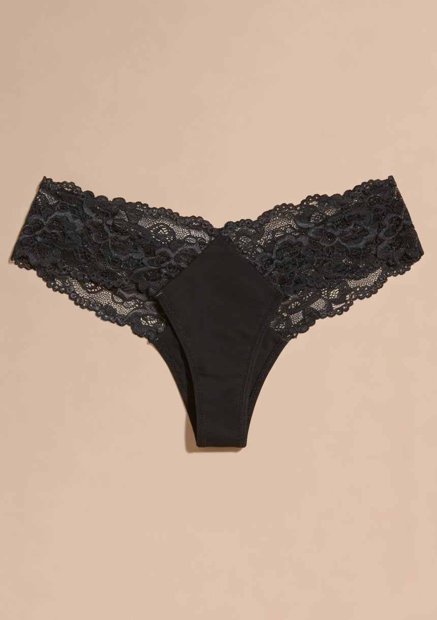 Stringi z koronkowymi detalami