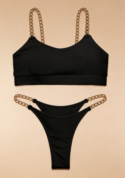 Dwuczęściowy strój kąpielowy z ozdobnym łańcuszkiem