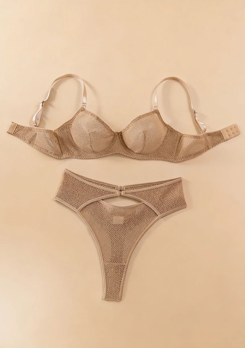 Siateczkowy komplet bielizny z stringami stylizowanymi na pas do pończoch