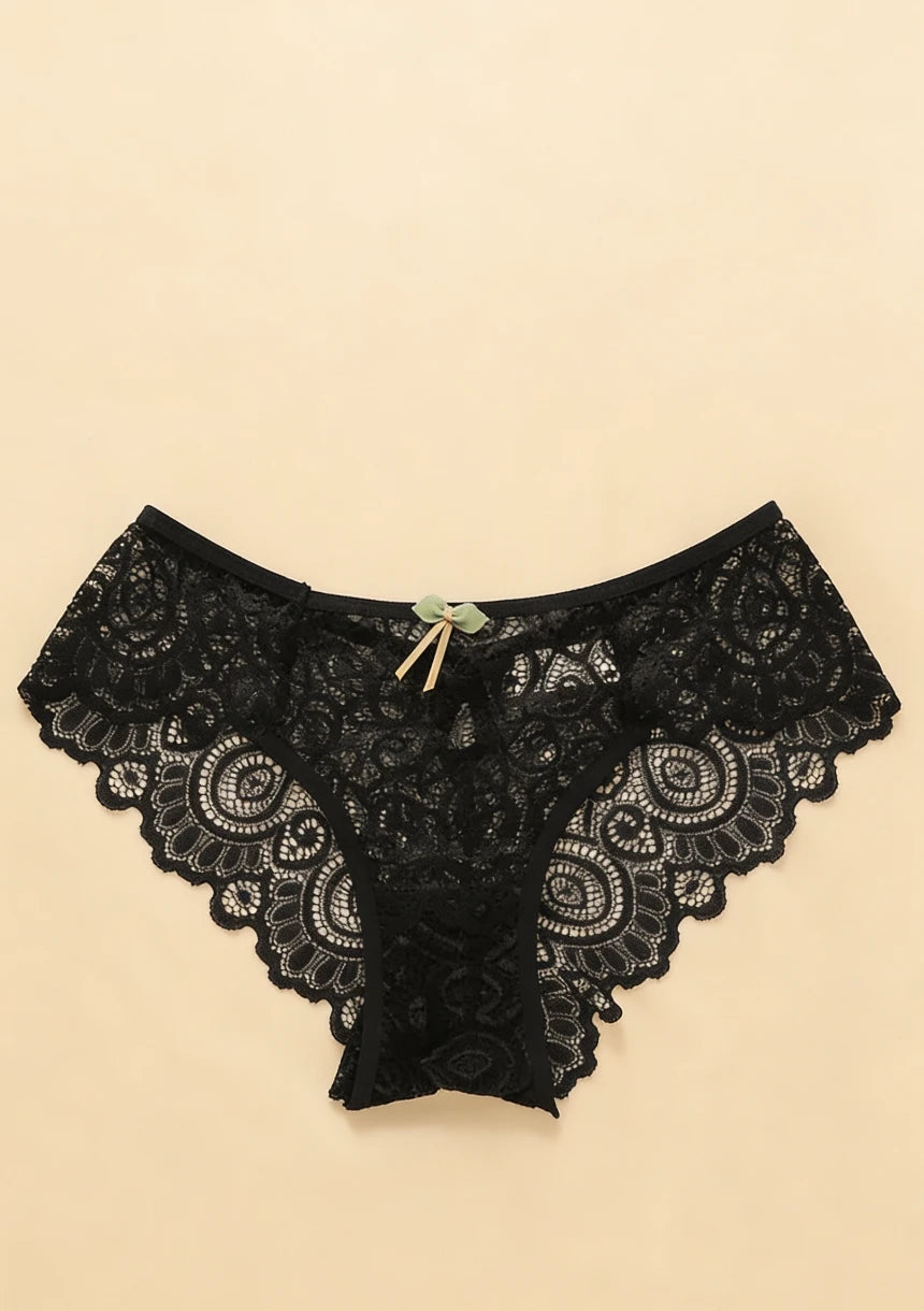 Koronkowe majtki z ażurowym wykończeniem