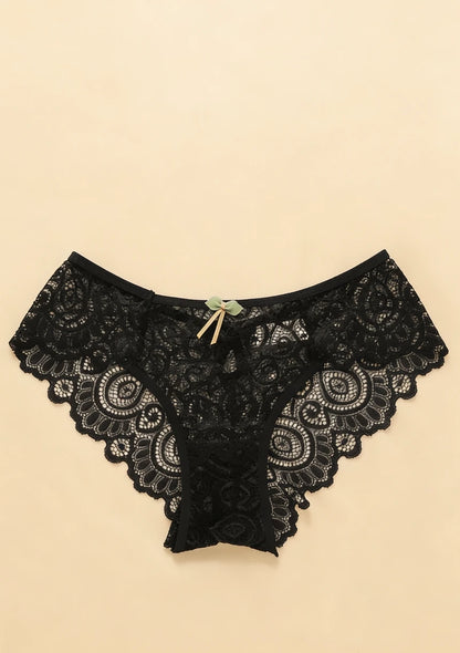 Koronkowe majtki z ażurowym wykończeniem