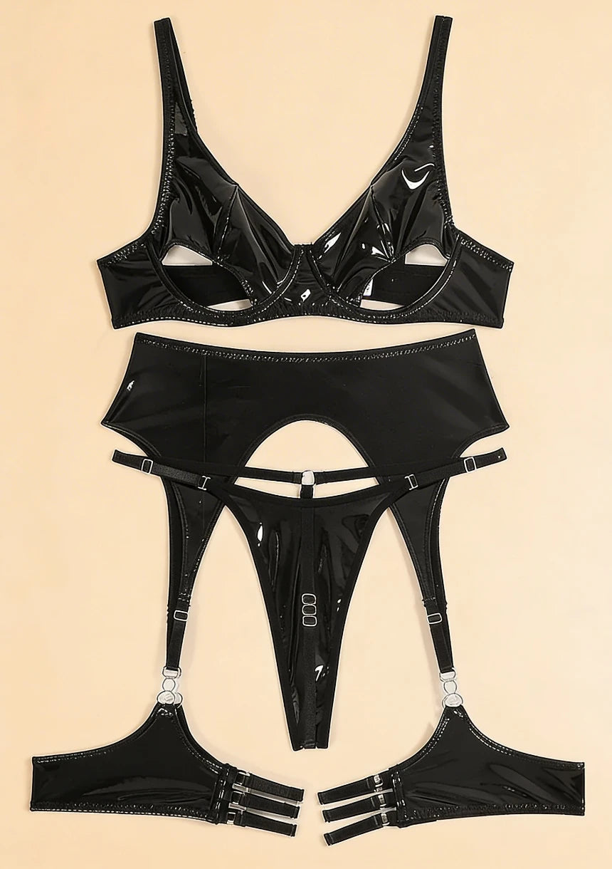 Komplet bielizny z wycięciami na biuście