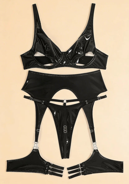 Komplet bielizny z wycięciami na biuście