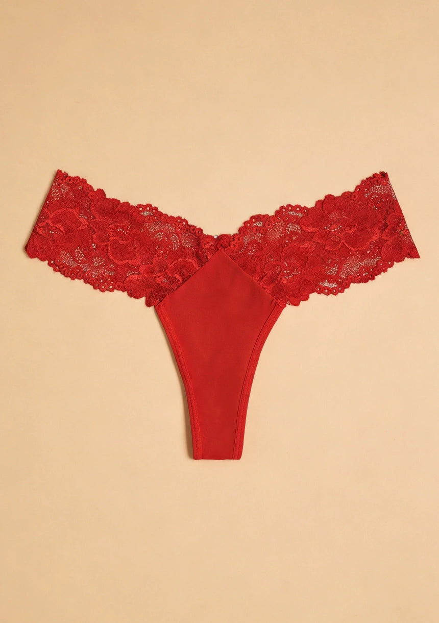 Stringi z koronkowymi detalami