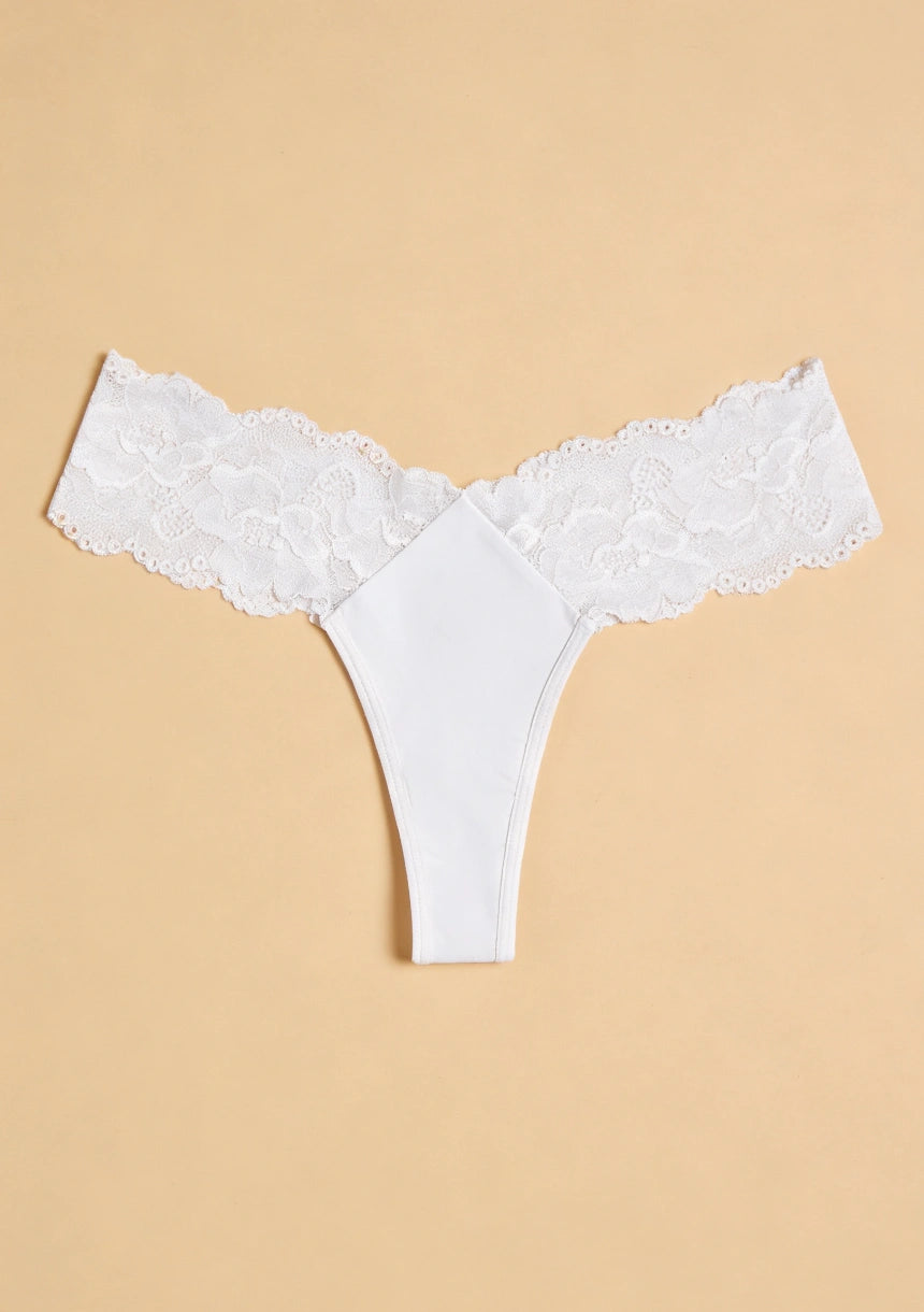 Stringi z koronkowymi detalami