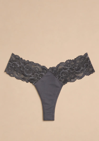 Stringi z koronkowymi detalami