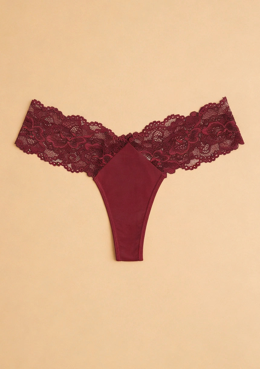 Stringi z koronkowymi detalami