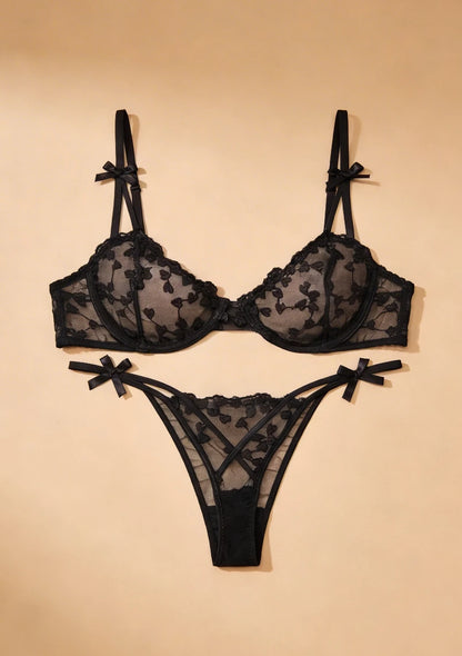 Komplet bielizny w serduszka z ozdobnymi kokardkami