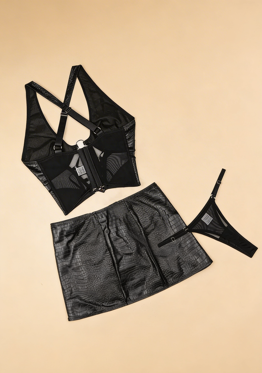 Komplet bielizny z ozdobną spódnicą