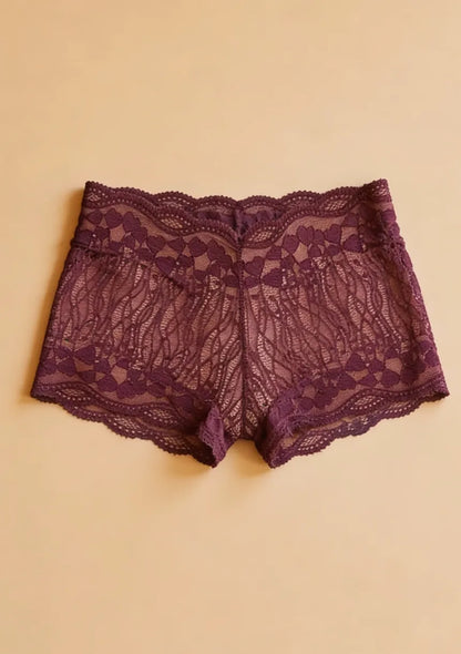 Koronkowe majtki w brazylijskim kształcie