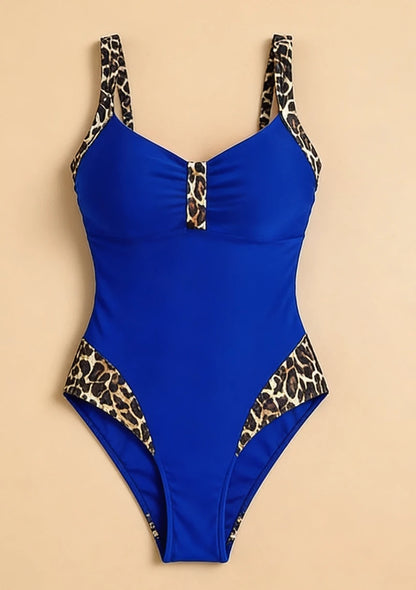 Jednoczęściowy strój kąpielowy z wzorzystymi elementami