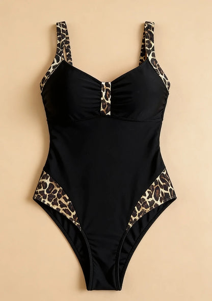 Jednoczęściowy strój kąpielowy z wzorzystymi elementami