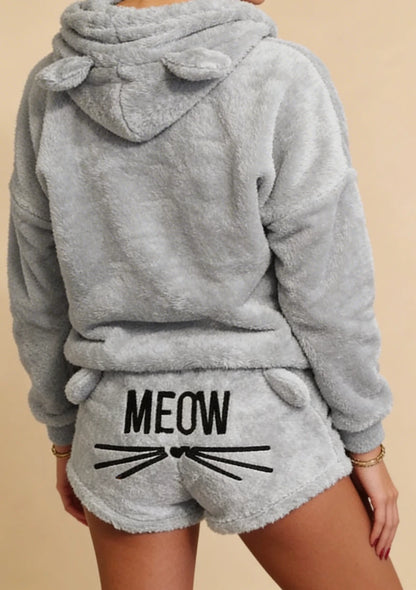 Puchaty komplet odzieży domowej z motywem kotka