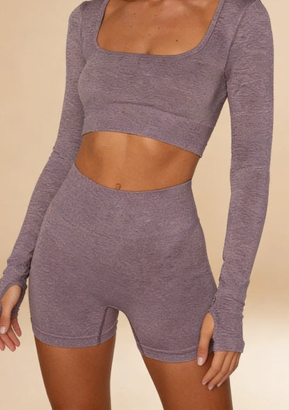 Komplet sportowy z wyciętym dekoltem