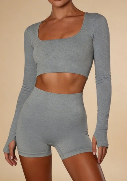 Komplet sportowy z wyciętym dekoltem