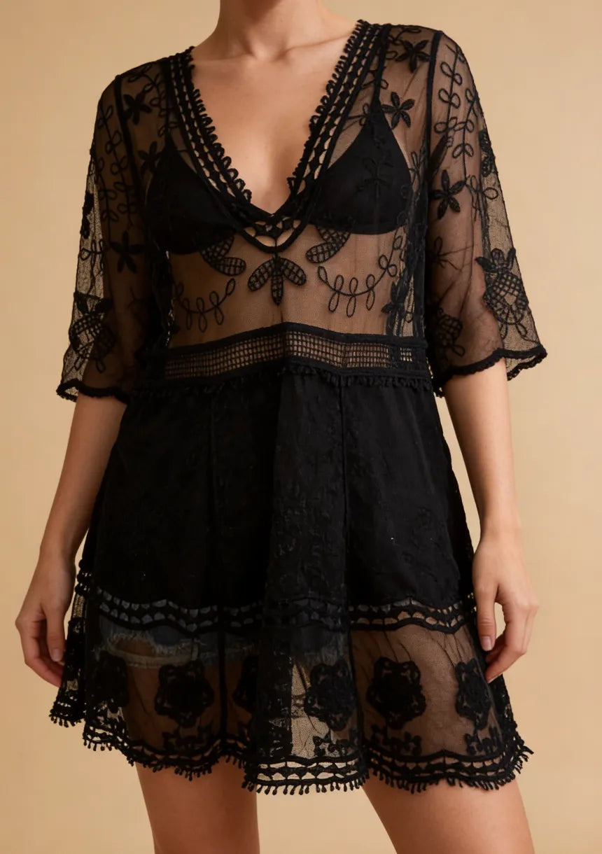 Koronkowa sukienka plażowa z dekoltem "V"