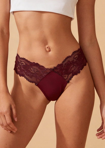 Stringi z koronkowymi detalami