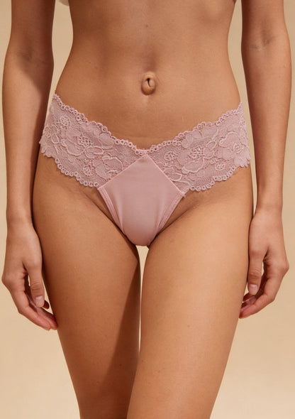 Stringi z koronkowymi detalami