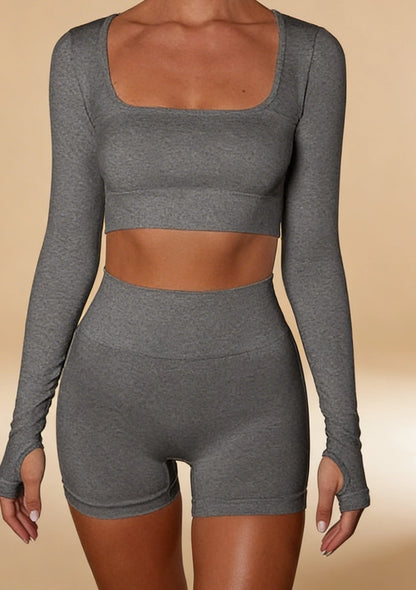 Komplet sportowy z wyciętym dekoltem