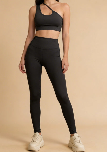 Komplet sportowy z asymetrycznym topem