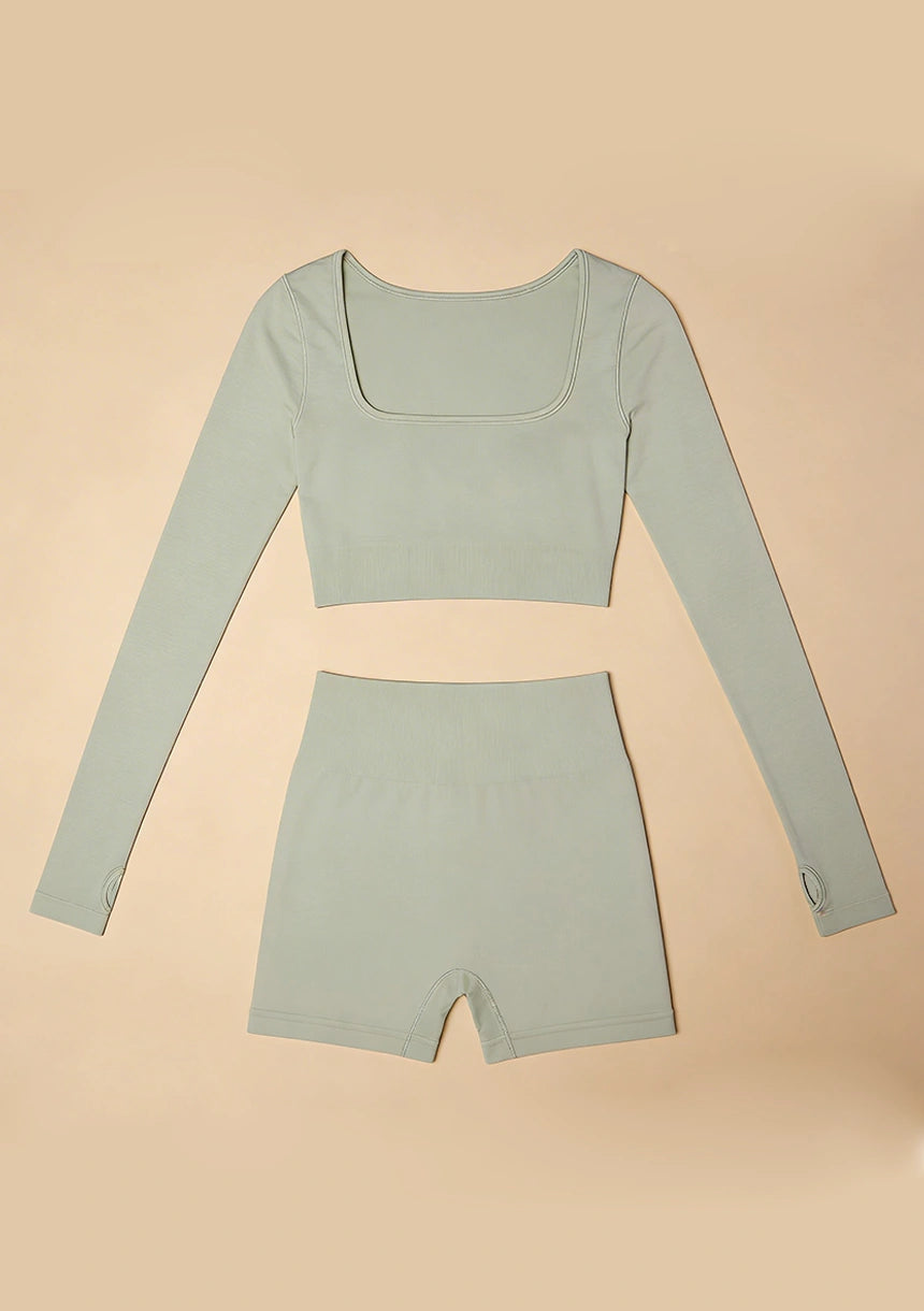 Komplet sportowy z wyciętym dekoltem