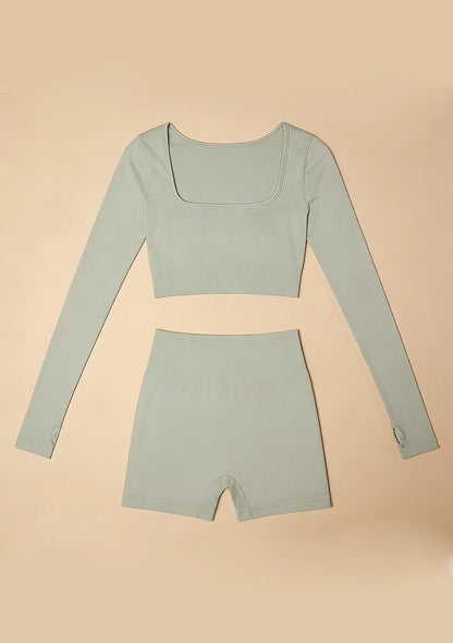 Komplet sportowy z wyciętym dekoltem